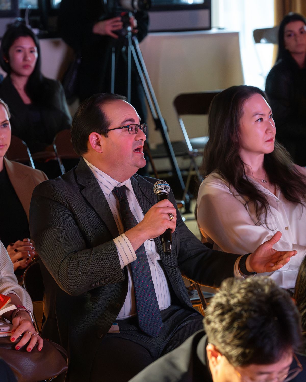 연구와 관련된 질문을 건네는 참석자.