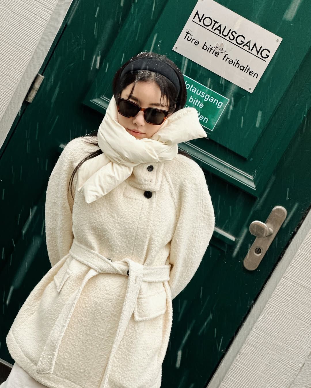 랩코트를 하이넥 스타일로 입은 기은세. 인스타그램 @kieunse