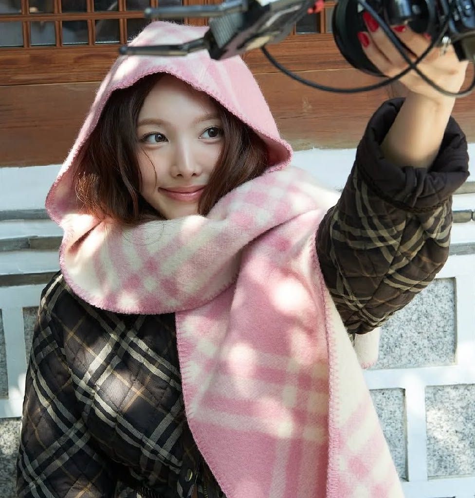 체크 패턴 퀼팅 재킷을 착용한 나연. 인스타그램 @nayeonyny