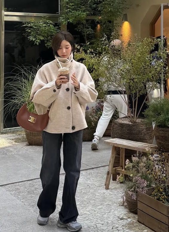 쇼트 코트를 하이넥 스타일로 소화한 권은비. 인스타그램 @silver_rain.__