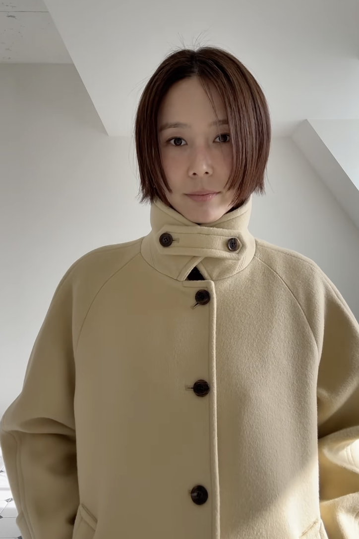 버터 크림 컬러 롱코트를 하이넥 스타일로 연출한 김나영. 인스타그램 @nayoungkeem