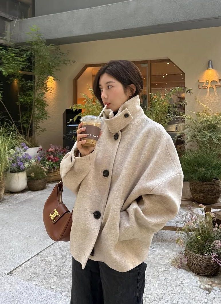 쇼트 코트를 하이넥 스타일로 소화한 권은비. 인스타그램 @silver_rain.__