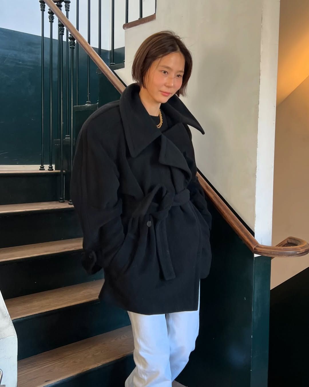 블랙 랩 스타일 숏코트로 시크함 가득한 김나영. 인스타그램 @nayoungkeem