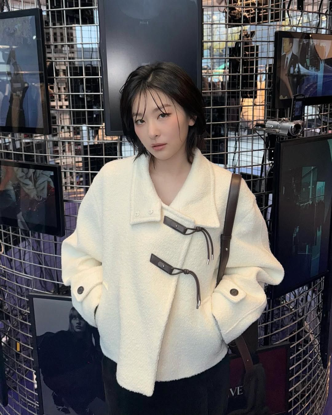버클 포인트의 아이보리 숏코트를 착용한 슬기. 인스타그램 @hi_sseulgi