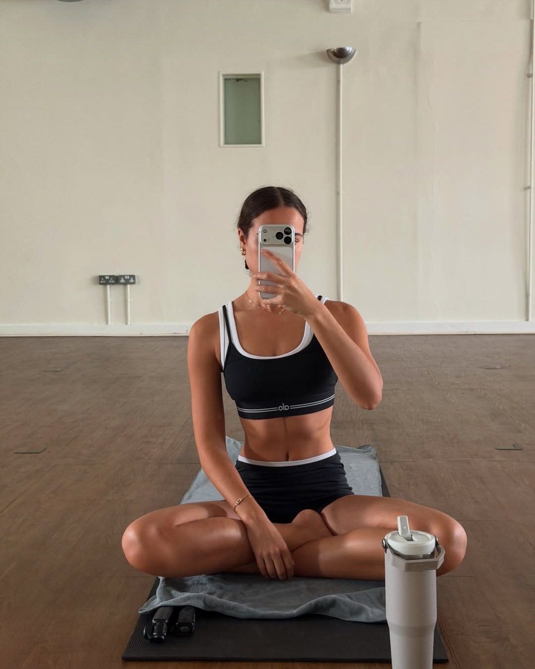 미온수 한 잔으로 시작하는 아침. 인스타그램 @alowellnessclub