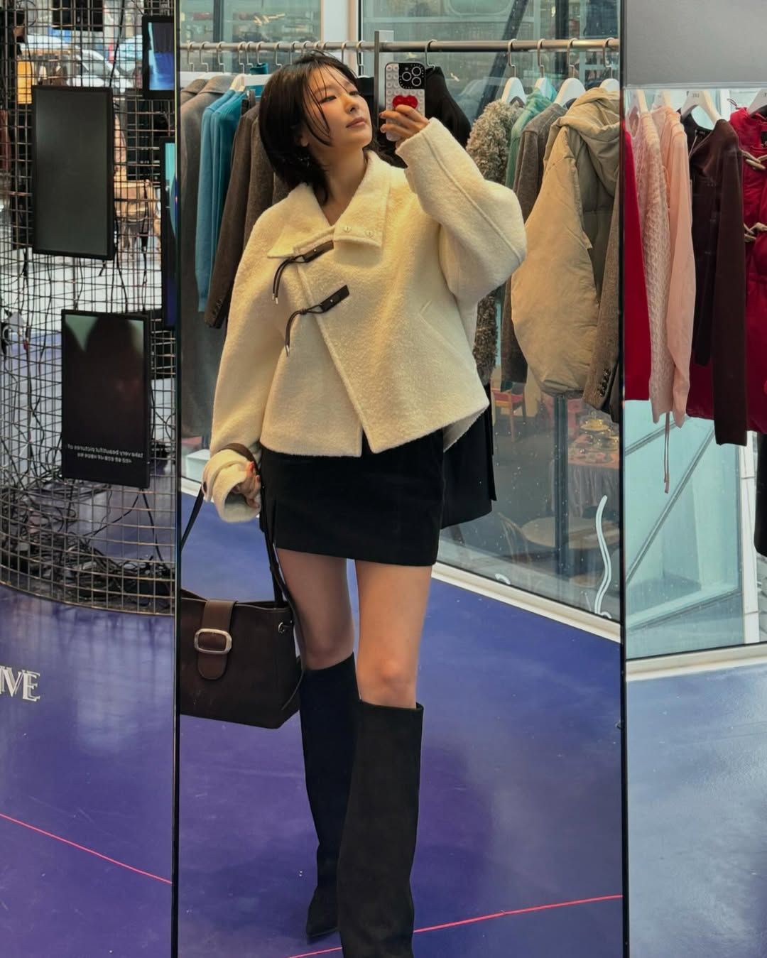 버클 포인트의 아이보리 숏코트를 착용한 슬기. 인스타그램 @hi_sseulgi