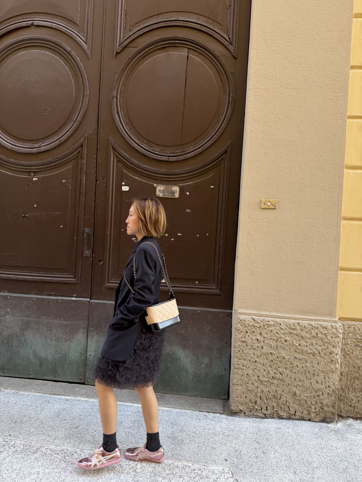 재킷 티비(@tibi), 가방 샤넬(@chanelofficial)