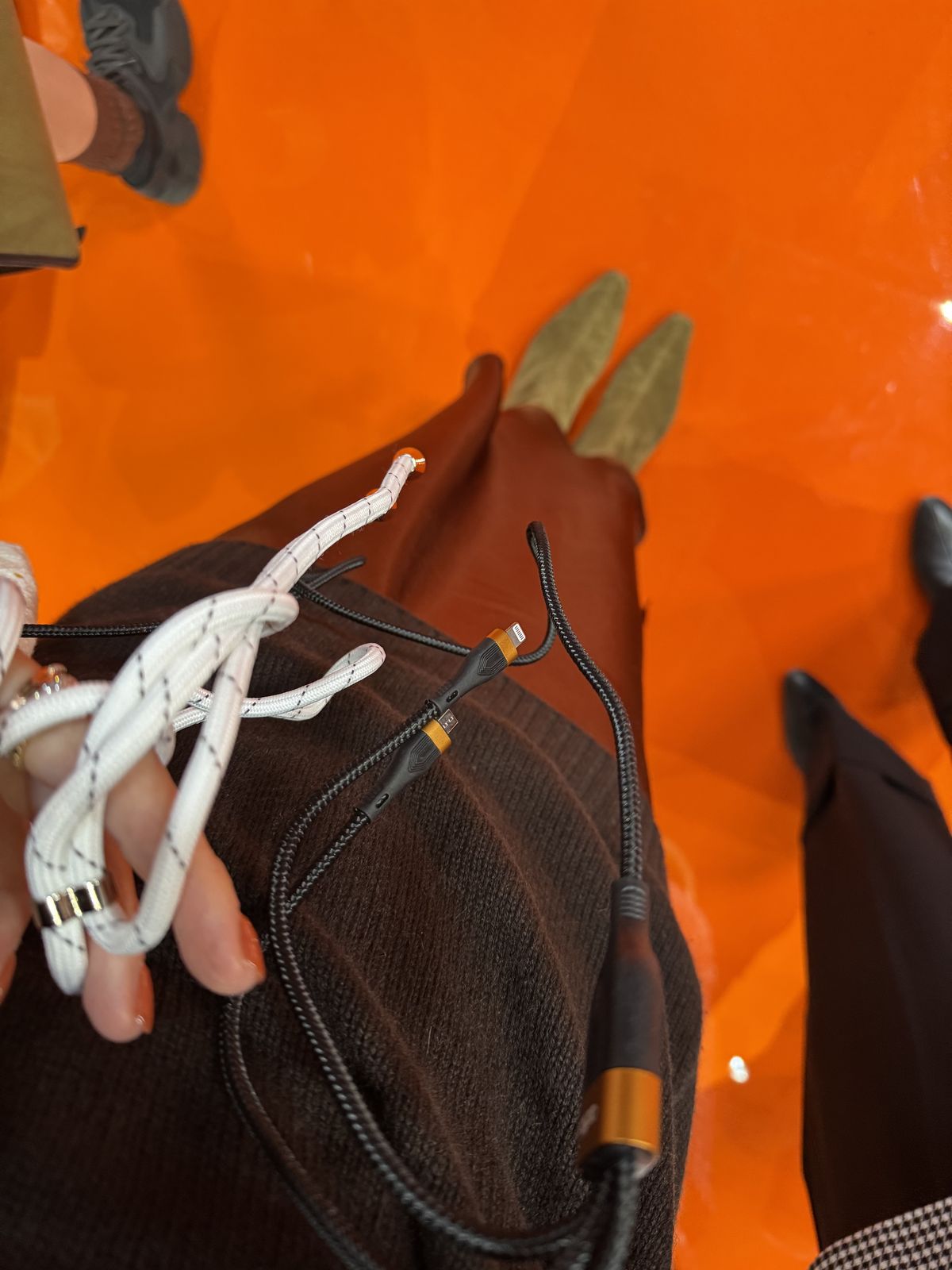 니트 톱 프라다(@prada), 스커트 아르켓(@arketofficial)