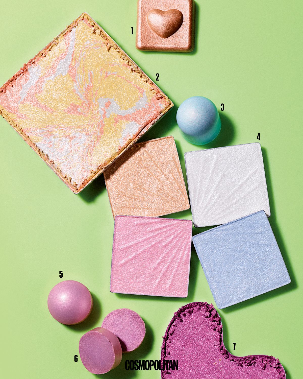 1 원하는 부위 어디든 광채 팡팡! 웜&딥 톤과 착붙인 피치 컬러로 스탬프처럼 피부에 톡톡 두드리면 숨어 있던 볼륨은 높이고 윤곽은 또렷하게 만들어주는 생기를 표현할 수 있다. 밀크 영롱 하트라이터 09 엉뚱피치 1만원대 Colorgram. 2 내추럴한 광채와 볼륨감을 한 번에 표현하고 싶다면 주목하길! 베이지와 피치 핑크, 스카이블루 총 3가지 컬러의 조합으로 어떠한 피부 톤에도 자연스럽게 어울린다. 스킨 루미너스 하이라이터 3만3천원 Dear Dahlia. 3, 5 반전 홀로그램 펄 입자의 영롱함을 크리미 텍스처에 담아냈다. 하늘색의 캔디 다이브는 반전 핑크 펄을 함유해 맑은 오로라빛으로 은은하게 반짝이고, 03 슈가 프로스트는 투명한 핑크 오팔 펄이 설탕 결정처럼 빛나는 하이라이터로 청초한 입체감을 완성할 수 있다. 로맨틱 블러쉬 하이라이터 01 캔디 다이브, 03 슈가 프로스트 각각 1만8천원 모두 Banila Co. 4 일반적인 파우더 타입과는 전혀 다른 독특한 젤리 도 텍스처가 특징. 쫀득하면서도 부드럽게 녹아드는 제형으로 가루 날림이 1도 없고 균일하게 발린다. 투명한 느낌의 아이시한 블루 컬러와 활용도가 가장 높은 화이트는 콧대나 이마, 턱끝에 터치하면 입체감이 확 살아난다. 플랩 원 페이스 팔레트 #칠링글래스 3만2천원대 Ipkn. 6 조개껍질 위에 반사돼 형형히 빛나는 물빛과 맑은 핑크빛 색감에서 영감을 얻어 탄생한 스틱 하이라이터 밤. 트루 디멘션 래디언스 밤 글리밍 2만원대 Hince. 7 오묘한 듯 매끈하게 빛나는 라벤더빛 베일을 연상케 하는 광채 조명! 투명도가 높은 펄과 파우더가 배합돼 눈에 보이는 것보다 투명한 빛으로 발색된다. 러브빔 글로우 베일 08 #오드빔 1만5천원 Lilybyred.