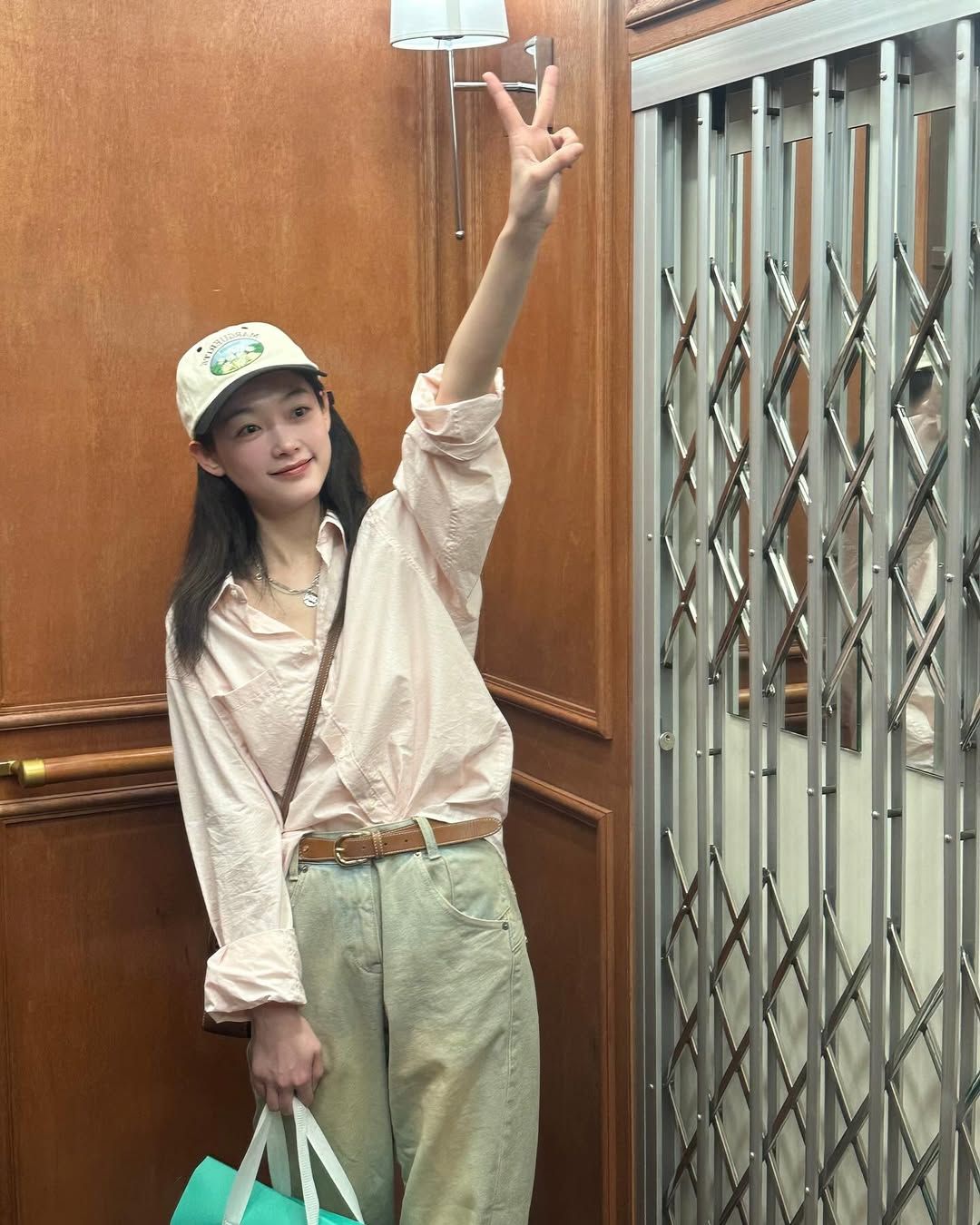 셔츠를 코디한 이유미. 인스타그램 @leeyoum262