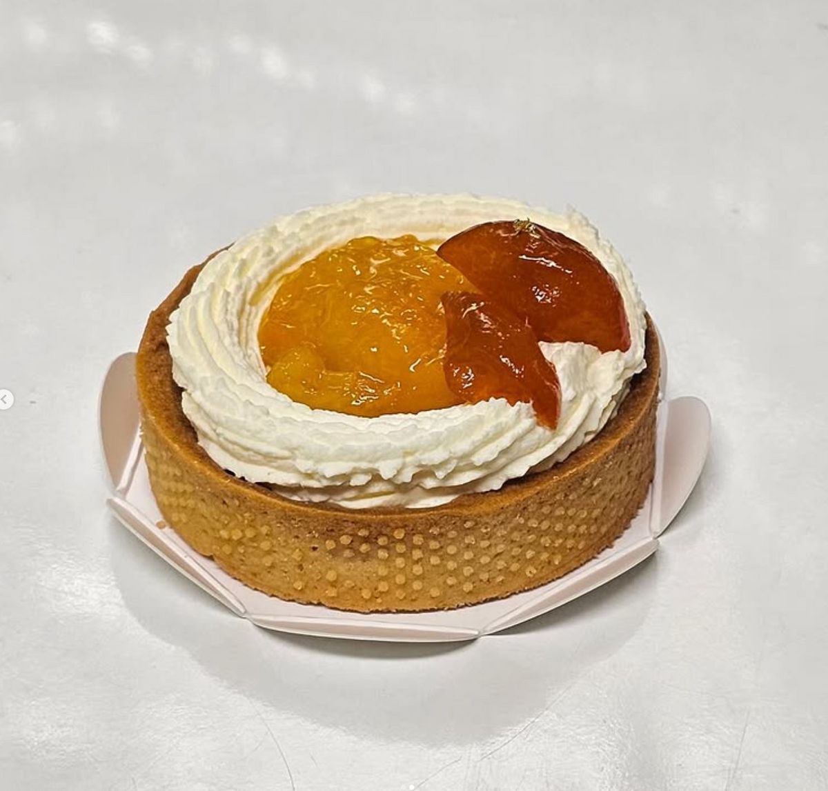 귤 초코 생크림 미니 홀 케이크와 금귤타르트. 젠마릴 인스타그램 @janmaril_official