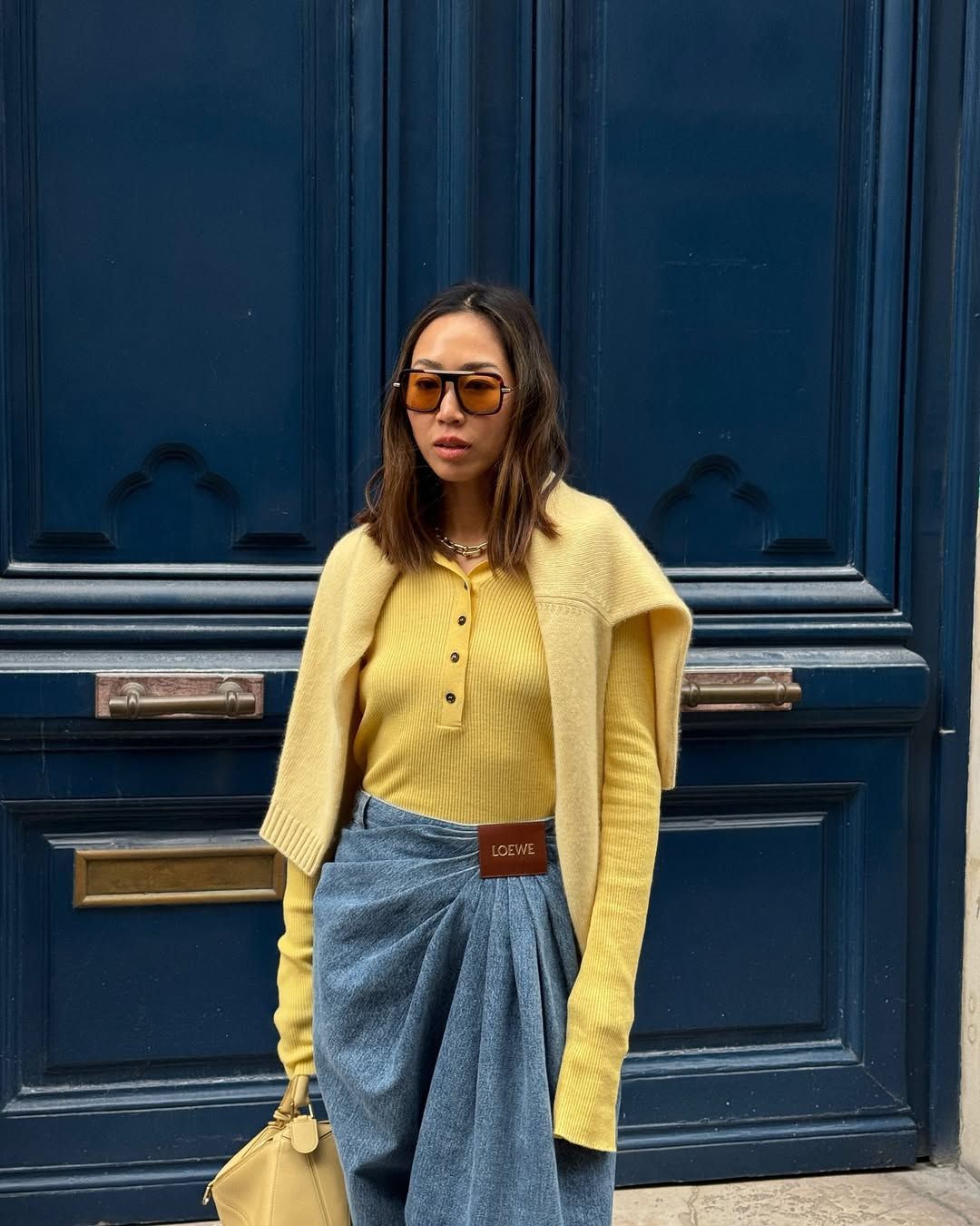 옐로 톤온톤 니트웨어 스타일링을 선보인 아미송. 인스타그램 @aimeesong