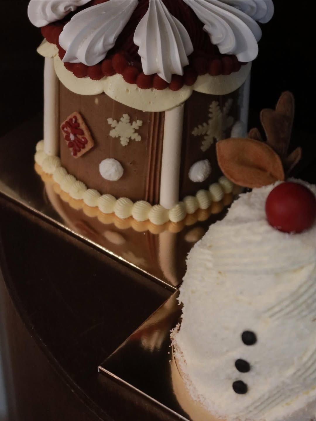 대체 가공품을 쓰지 않아 재료 본연의 맛을 그대로 느낄 수 있는 핀즈의 연말 케이크. 인스타그램 @finz.seoul