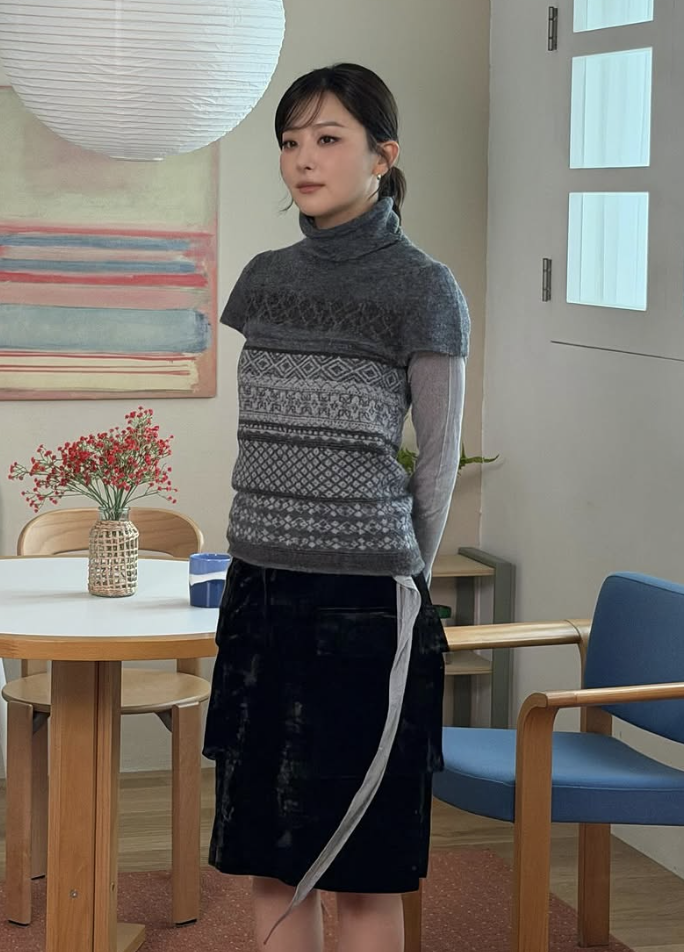 반팔 페어 아일 니트 스웨터를 입은 슬기. 인스타그램 @hi_sseulgi