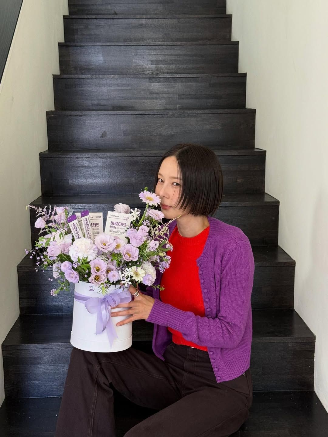 다양한 니트웨어 컬러 믹스매치를 선보인 김나영. 인스타그램 @nayoungkeem