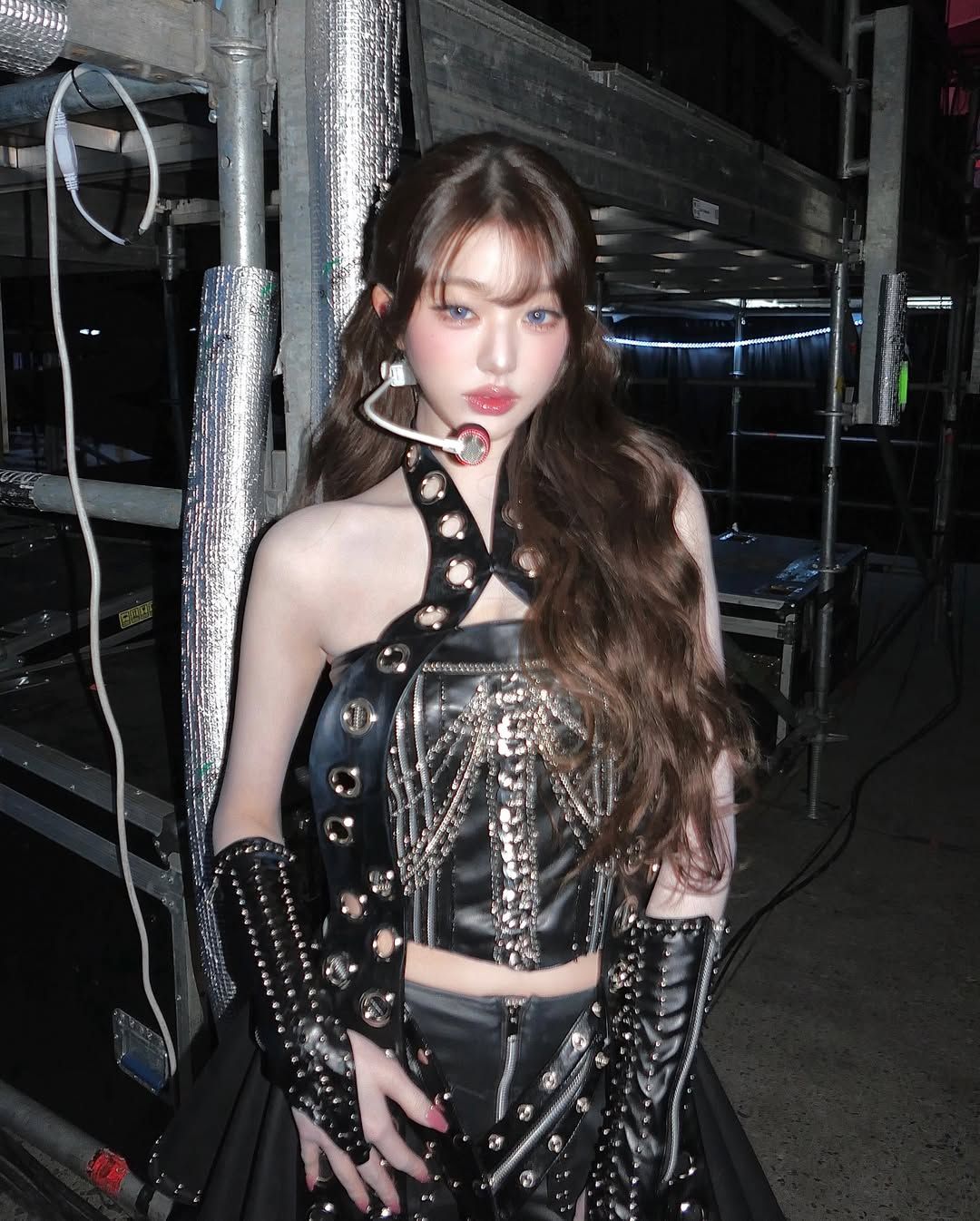 완벽한 꾸꾸꾸 글로우 립 메이크업을 한 장원영. 인스타그램 @for_everyoung10