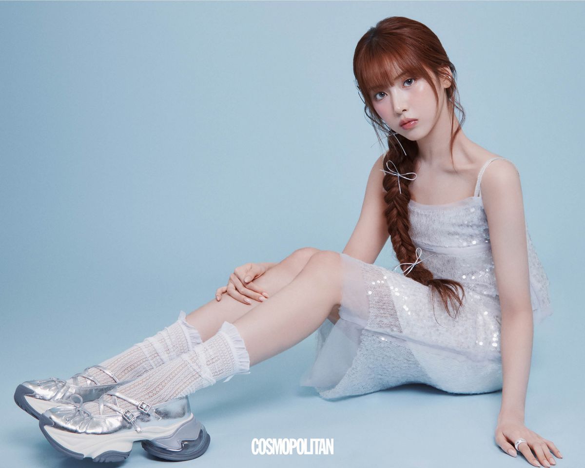 슬리브리스 드레스 67만1천원 Nana Jacqueline. 이너 톱 13만2천원, 미니스커트 17만7천원 모두 Sculptor. 스니커즈 16만원 Daphne.Lab. 헤어핀, 이어 커프, 양말 스타일리스트 소장품.