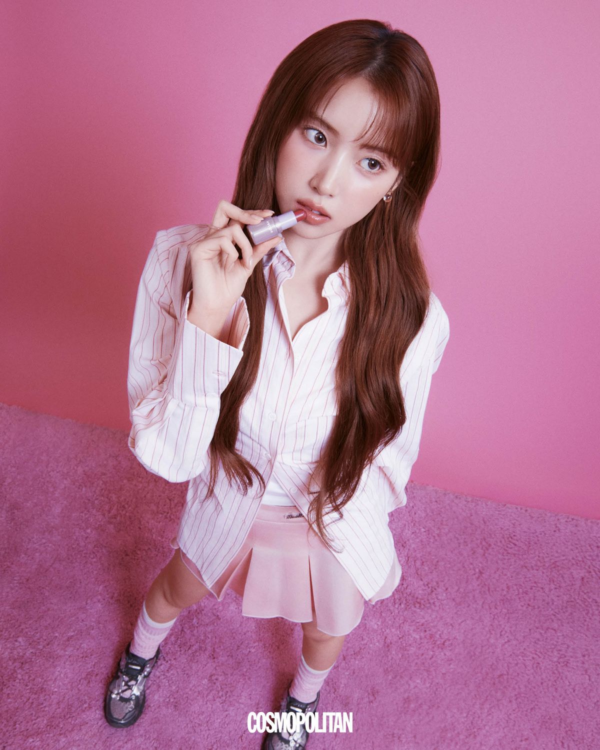 셔츠 29만6천원, 미니스커트 25만6천원 모두 4Mile. 스니커즈 32만9천원 Asics SportStylexCecilie Bahnsen. 이너 톱, 귀고리, 양말 스타일리스트 소장품.