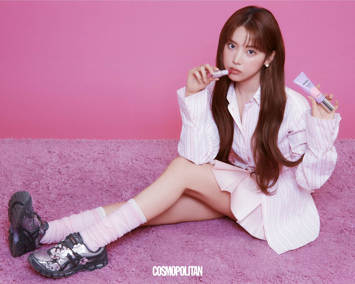 셔츠 29만6천원, 미니스커트 25만6천원 모두 4Mile. 스니커즈 32만9천원 Asics SportStylexCecilie Bahnsen. 이너 톱, 귀고리, 양말 스타일리스트 소장품.