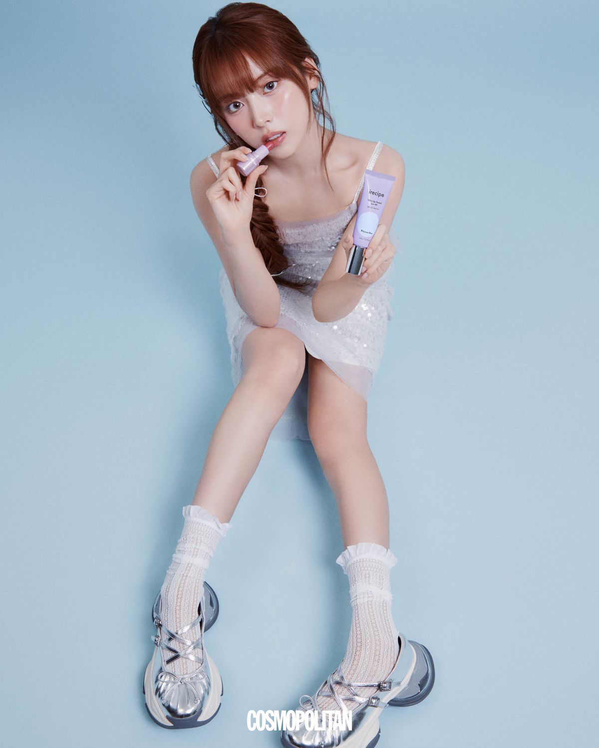 슬리브리스 드레스 67만1천원 Nana Jacqueline. 이너 톱 13만2천원, 미니스커트 17만7천원 모두 Sculptor. 스니커즈 16만원 Daphne.Lab. 헤어핀, 이어 커프, 양말 스타일리스트 소장품.