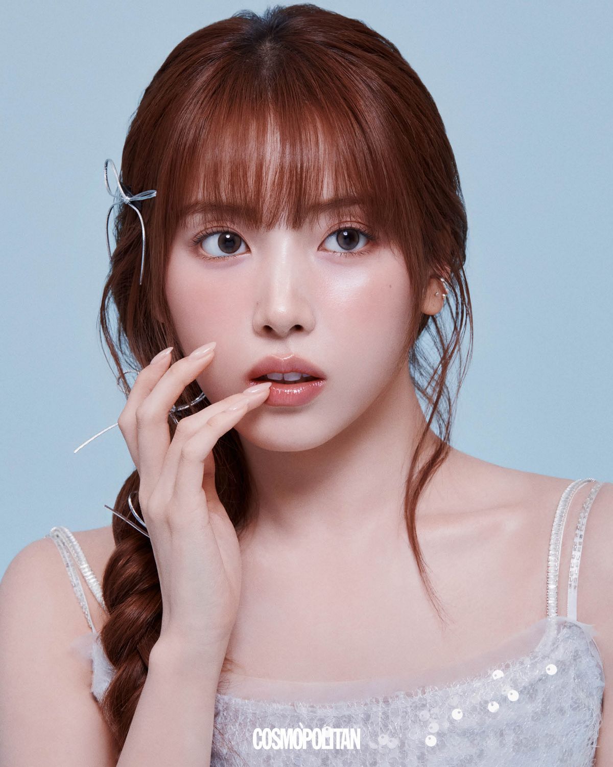 슬리브리스 드레스 67만1천원 Nana Jacqueline. 이너 톱 13만2천원, 헤어핀, 이어 커프, 스타일리스트 소장품.