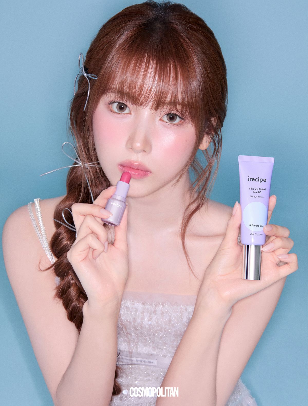 슬리브리스 드레스 67만1천원 Nana Jacqueline. 이너 톱 13만2천원 Sculptor. 헤어핀, 이어 커프 스타일리스트 소장품.