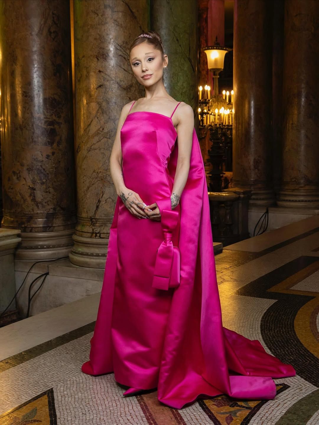 커스텀 드레스를 입은 아리아나 그란데. 인스타그램 @arianagrande