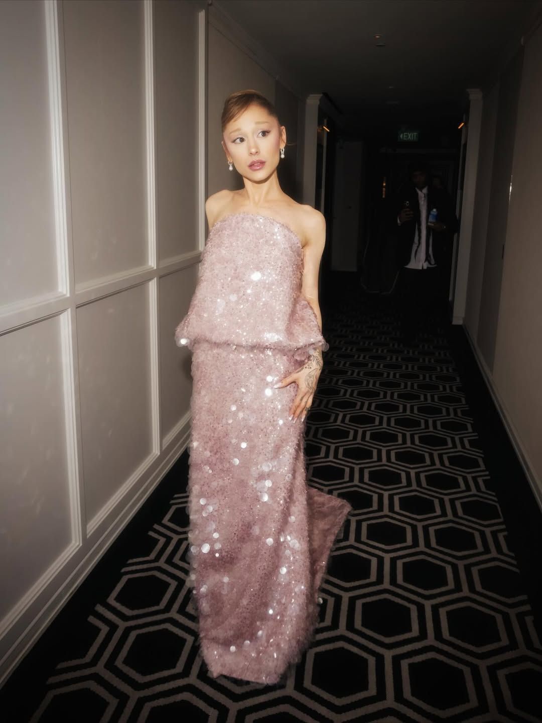 커스텀 드레스를 입은 아리아나 그란데. 인스타그램 @arianagrande