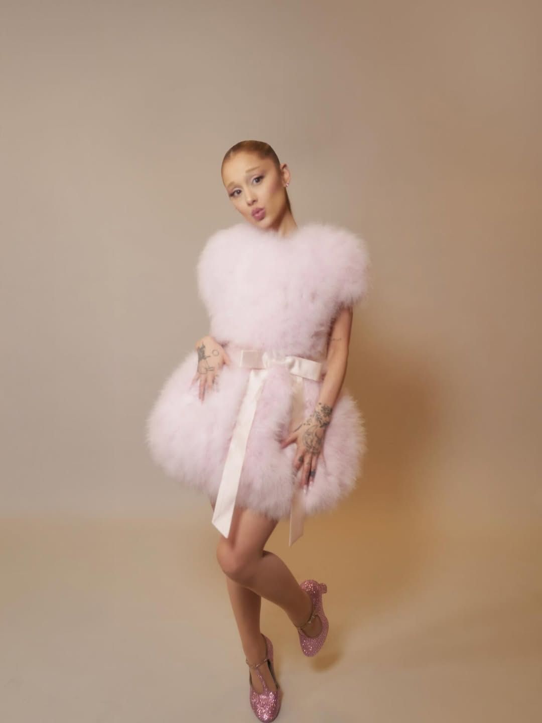 커스텀 드레스를 입은 아리아나 그란데. 인스타그램 @arianagrande