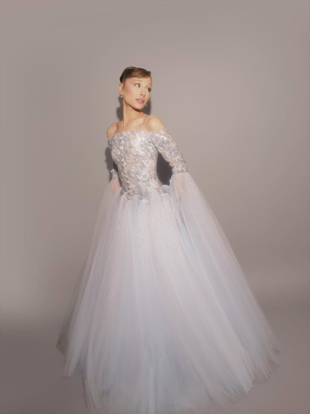 커스텀 드레스를 입은 아리아나 그란데. 인스타그램 @arianagrande