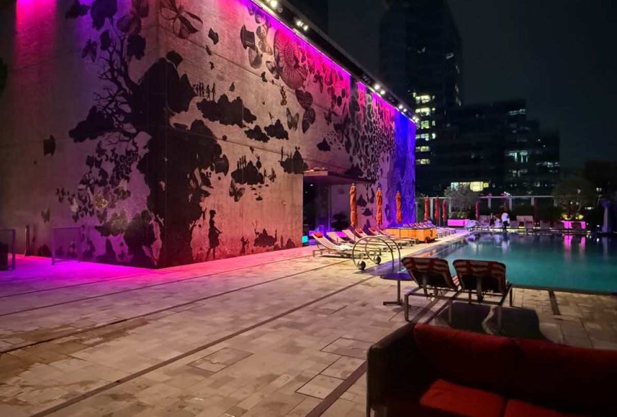 홍콩에서 가장 높은 풀로 손꼽히는 W 호텔의 야외 수영장 웻(WET)