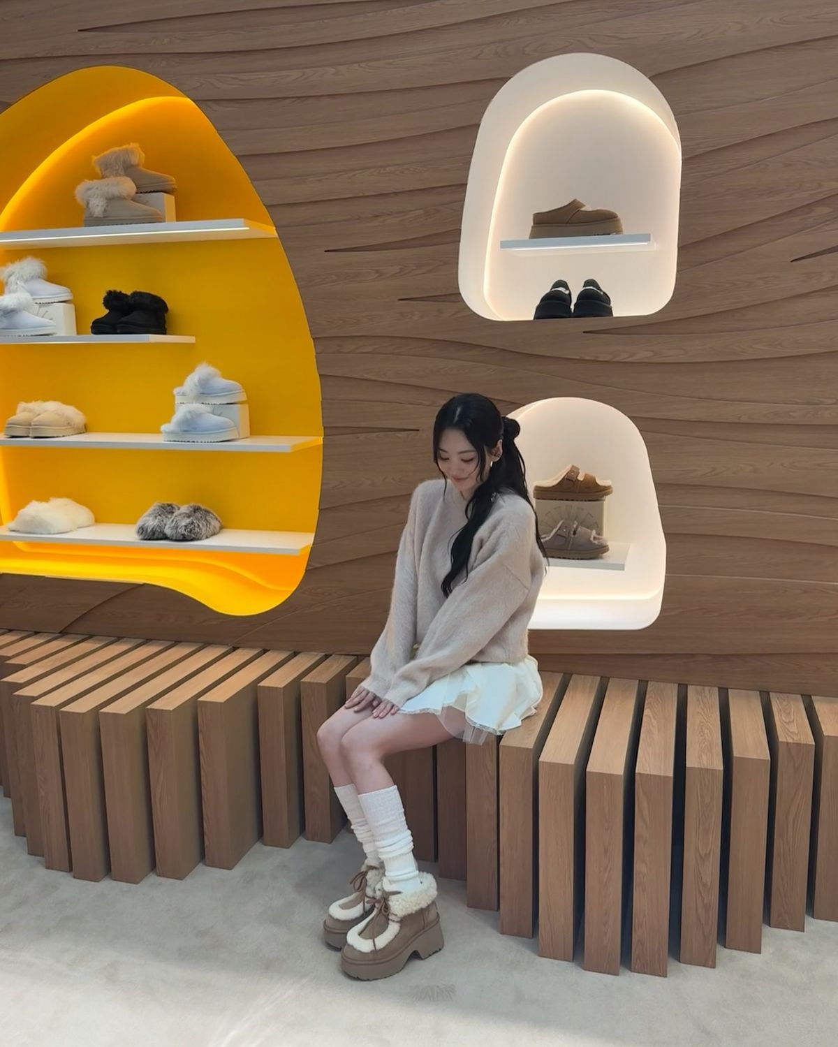  베이비 핑크 컬러 앙고라 니트를 입은 조이현. 인스타그램 @yihyun_1208