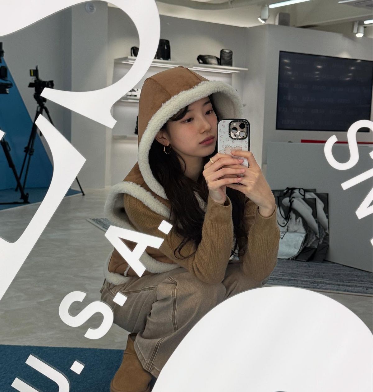 시어링 베스트를 입은 수지. 인스타그램 @skuukzky