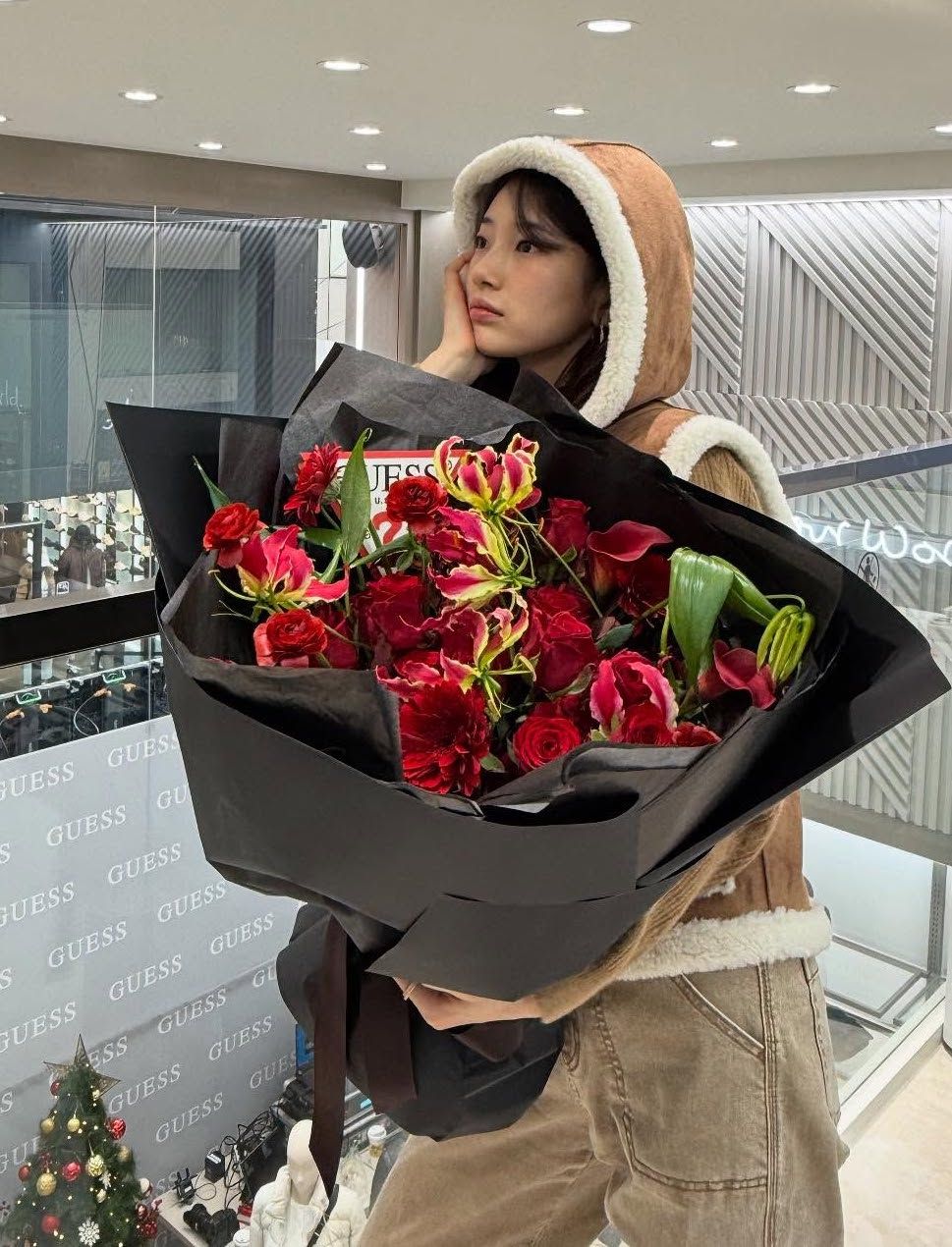 시어링 베스트를 입은 수지. 인스타그램 @skuukzky