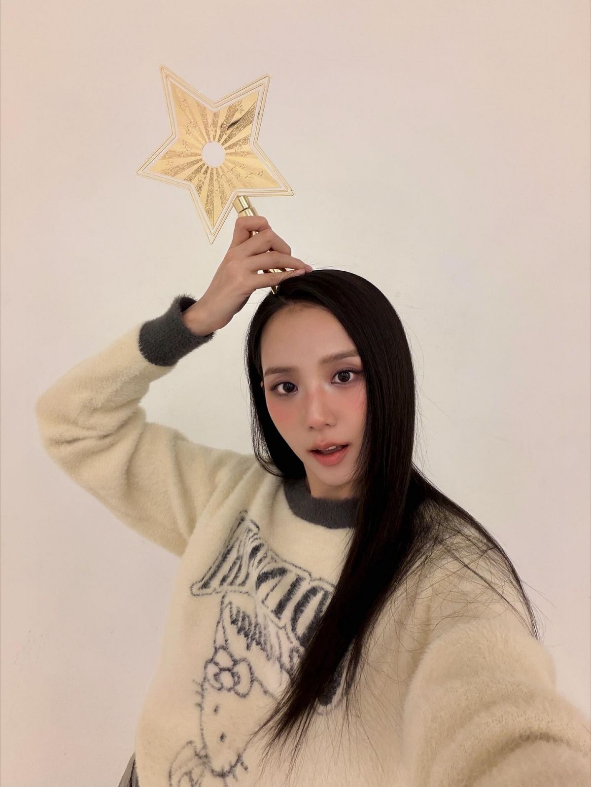 캐릭터 프린팅 앙고라 니트를 입은 지수. 인스타그램 @sooyaaa__