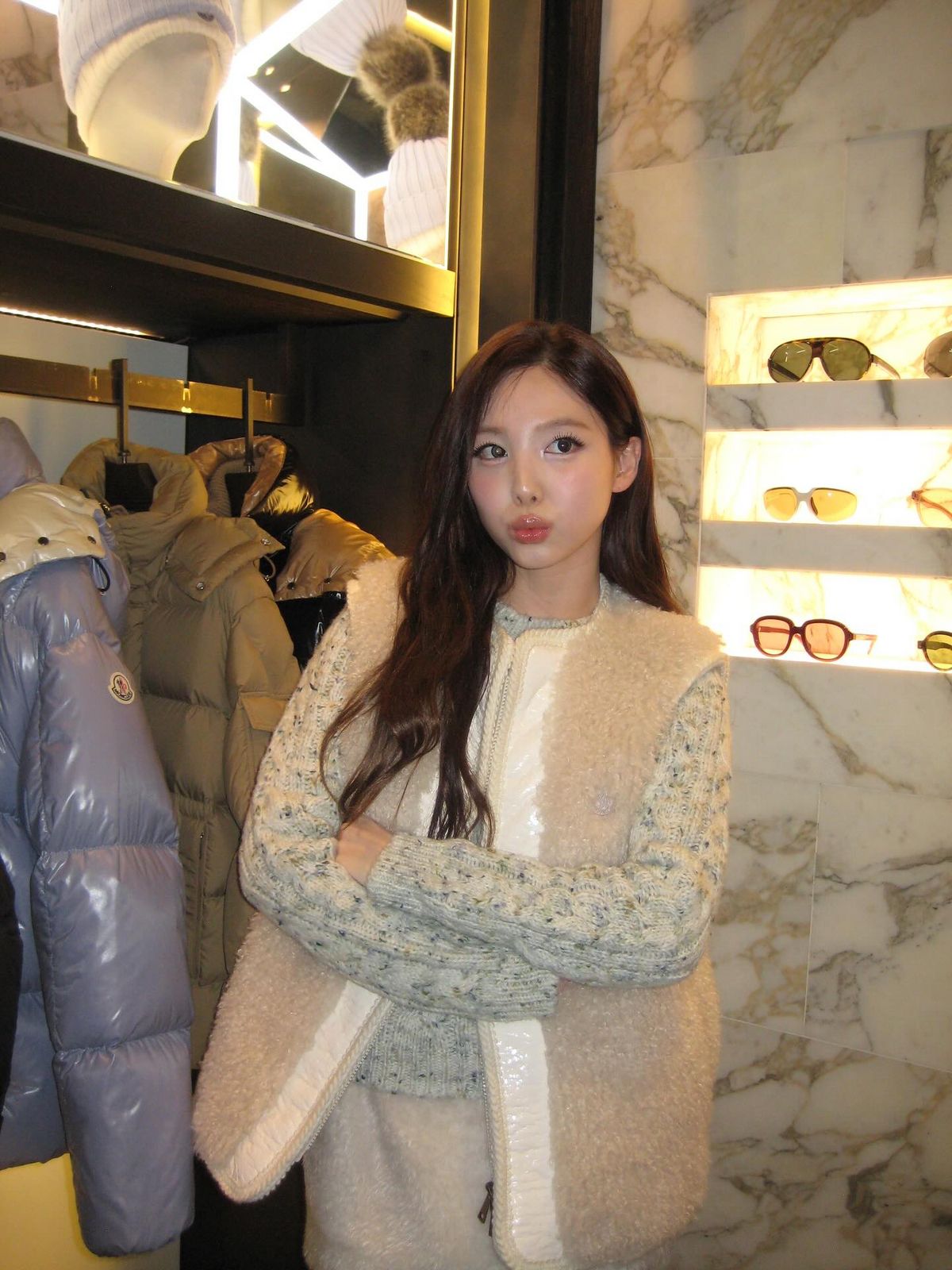 퍼 베스트를 착용한 나연. 인스타그램 @nayeonyny