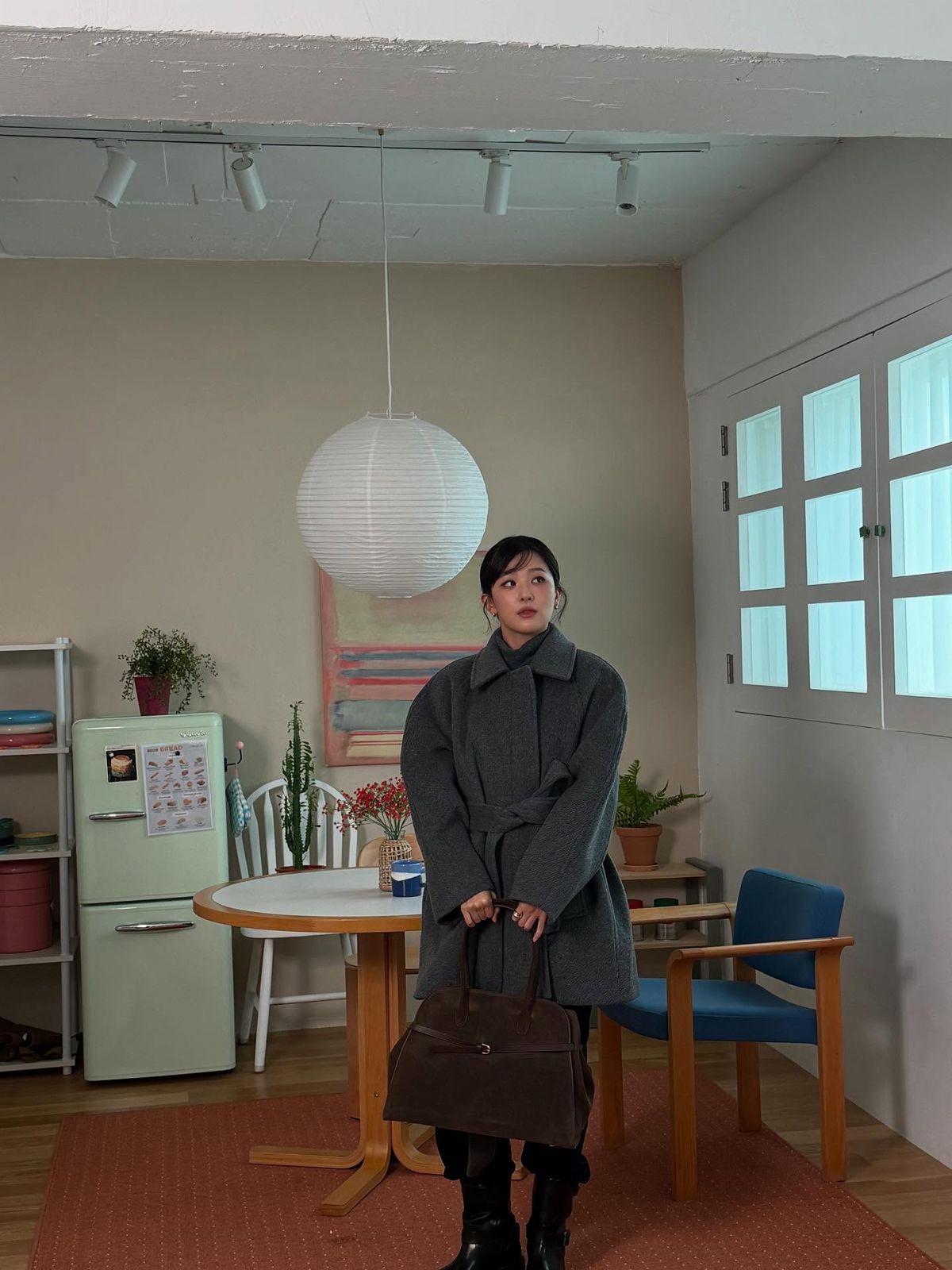 톤온톤으로 매치한 그레이 터틀넥. 인스타그램 @hi_sseulgi