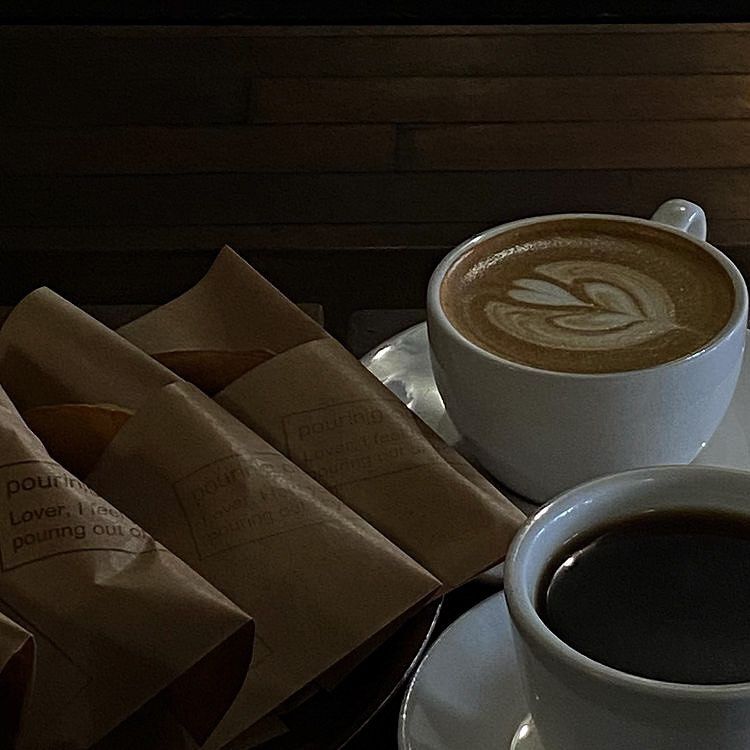 조용한 공간에서 따뜻한 뱅쇼를 즐길 수 있는 연희동 푸어링아웃. 인스타그램 @pourinlg_outl