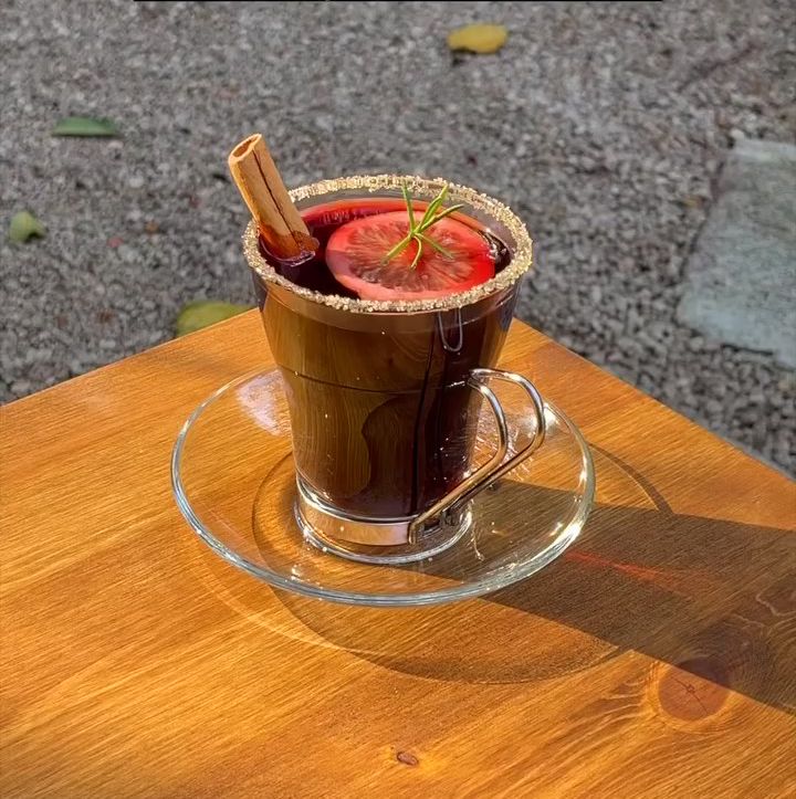 아늑한 분위기 속에서 뱅쇼를 즐기기 좋은 용산 언뎁트. 인스타그램 @undebt.cafe