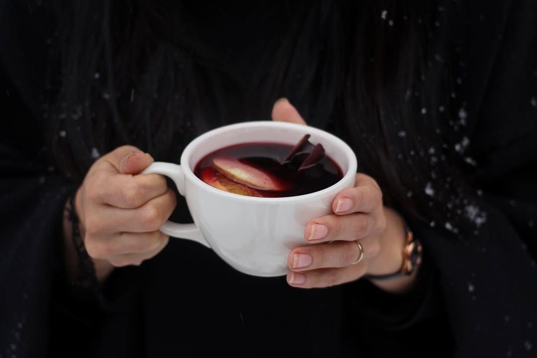 조용한 공간에서 따뜻한 뱅쇼를 즐길 수 있는 연희동 푸어링아웃. 인스타그램 @pourinlg_outl