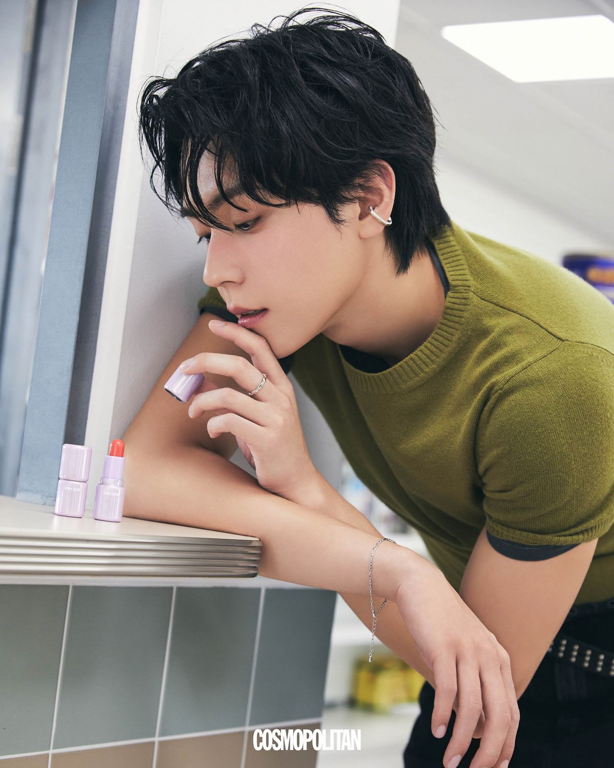 니트 톱, 이너 톱, 팬츠, 이어 커프, 팔찌, 반지, 벨트, 스타일리스트 소장품.