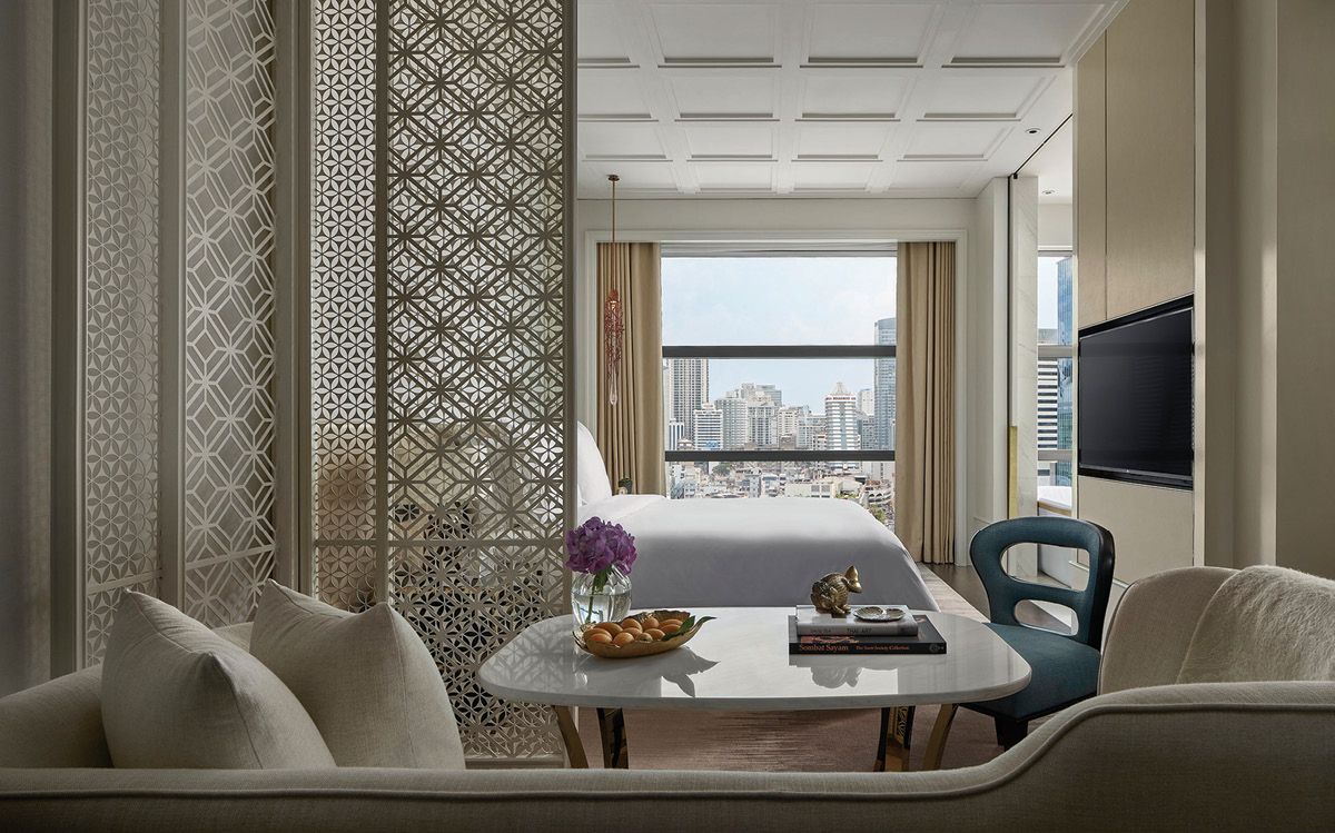 플론칫의 스카이라인이 한눈에 담기는 로즈우드 방콕 객실.