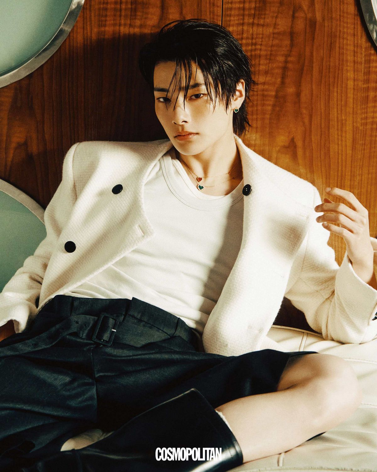 말라카이트 세팅의 벨 에포크 이어링, 길이를 조절해 레이어드한 카넬리안과 말라카ㅁ이트 세팅의 2가지 벨 에포크 네크리스 모두 가격미정 Damiani. 