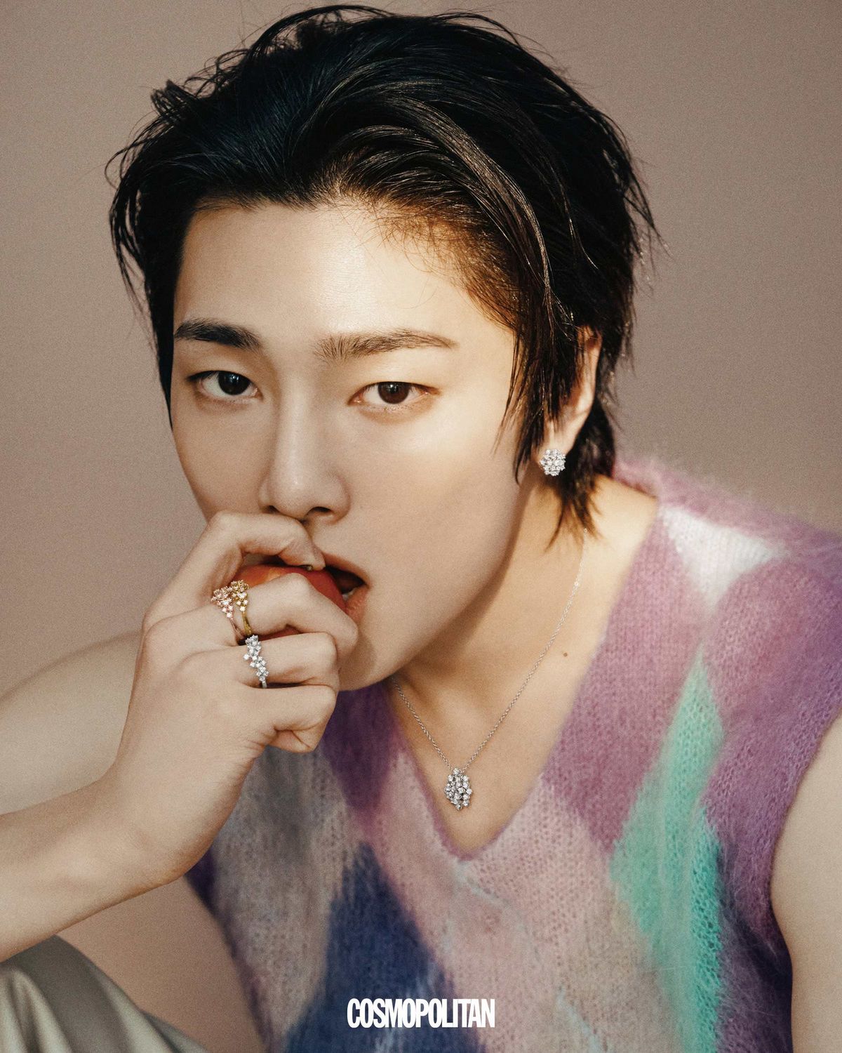 미모사 이어링, 미모사 네크리스, 중지에 낀 핑크 골드와 옐로 골드 미모사 링, 약지에 낀 화이트 골드 미모사 링 모두 가격미정 Damiani. 