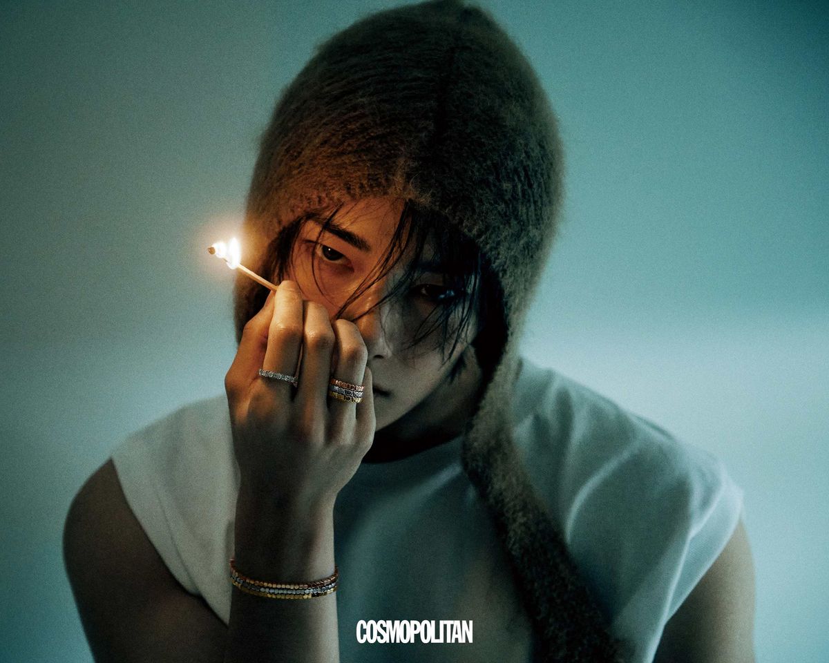 3가지 골드 소재의 벨 에포크 브레이슬릿, 검지에 낀 플래티넘 벨 에포크 브라이덜 이터너티 링, 약지에 레이어드한 3가지 벨 에포크 브라이덜 밴드 모두 가격미정 Damiani.