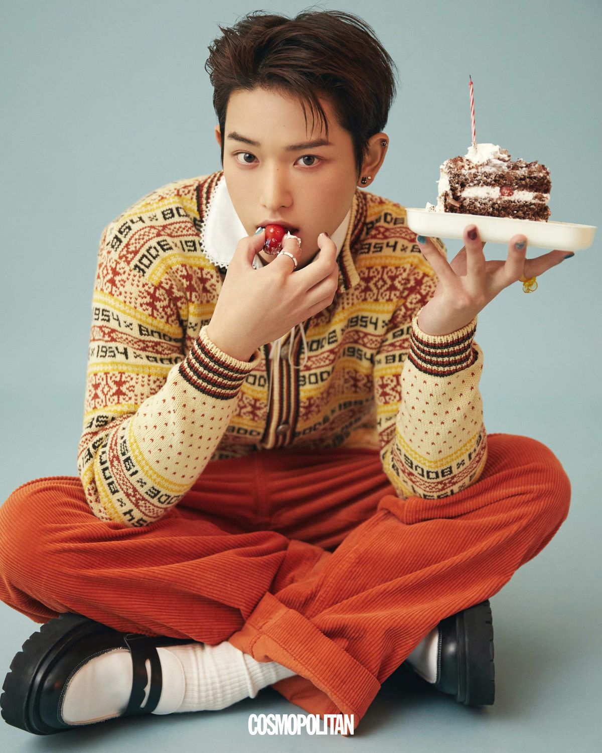 카디건 Bode by Mue. 니트 셔츠 Kolor by Mue. 코듀로이 팬츠 Drole de Monsieur. 귀고리 본인 소장품. 반지, 양말, 슈즈 스타일리스트 소장품.