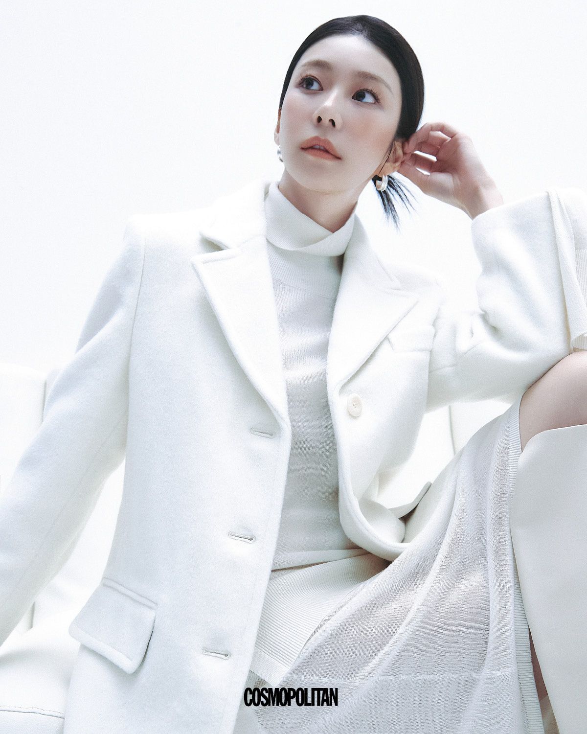 재킷 29만9천원 Satur. 터틀넥 84만원, 니트 스커트 61만원 모두 Toteme. 귀고리, 롱부츠 스타일리스트 소장품.