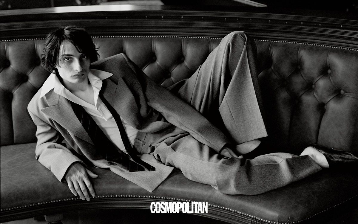 재킷, 셔츠, 팬츠, 타이 모두 Saint Laurent by Anthony Vaccarello. 슈즈 Marsèll.