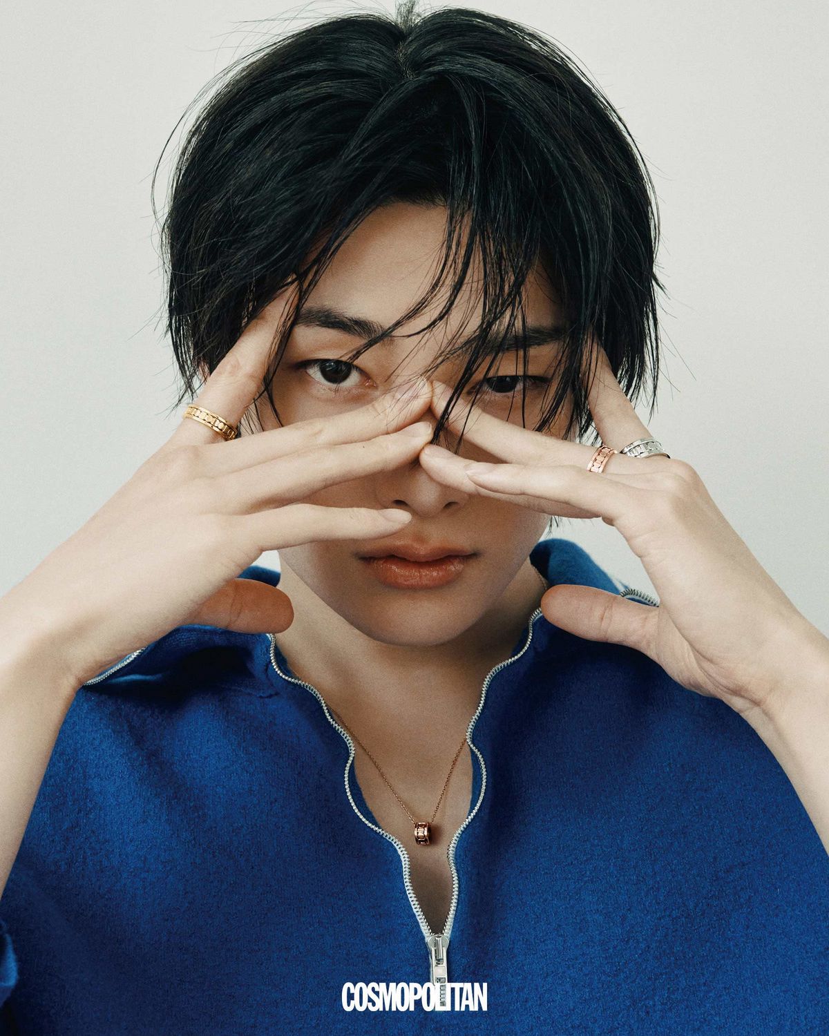 핑크 골드 벨 에포크 네크리스, 오른손 검지에 낀 핑크 골드 벨 에포크 릴 링, 왼손 검지에 낀 화이트 골드 벨 에포크 릴 링, 중지에 낀 옐로 골드 벨 에포크 릴 링 모두 가격미정 Damiani. 