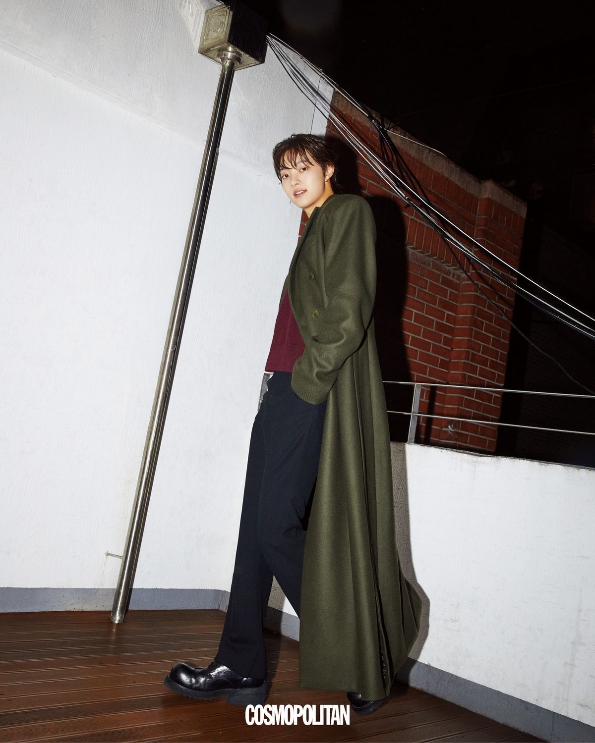 롱 코트 LGN Louis Gabriel Nouchi by Boontheshop. 귀고리 본인 소장품. 이너 톱, 팬츠, 슈즈 스타일리스트 소장품.